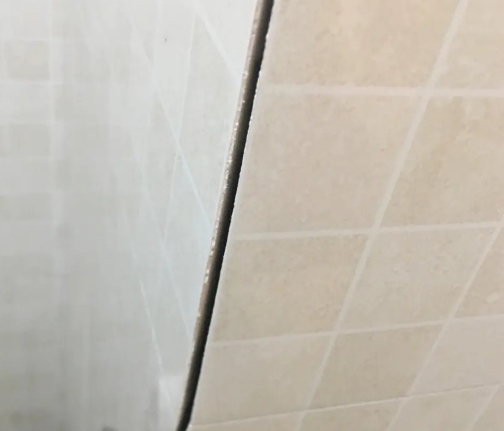 桦川瓷砖空鼓维修公司分享阳台瓷砖脱落的修复过程可以分为以下几个步骤